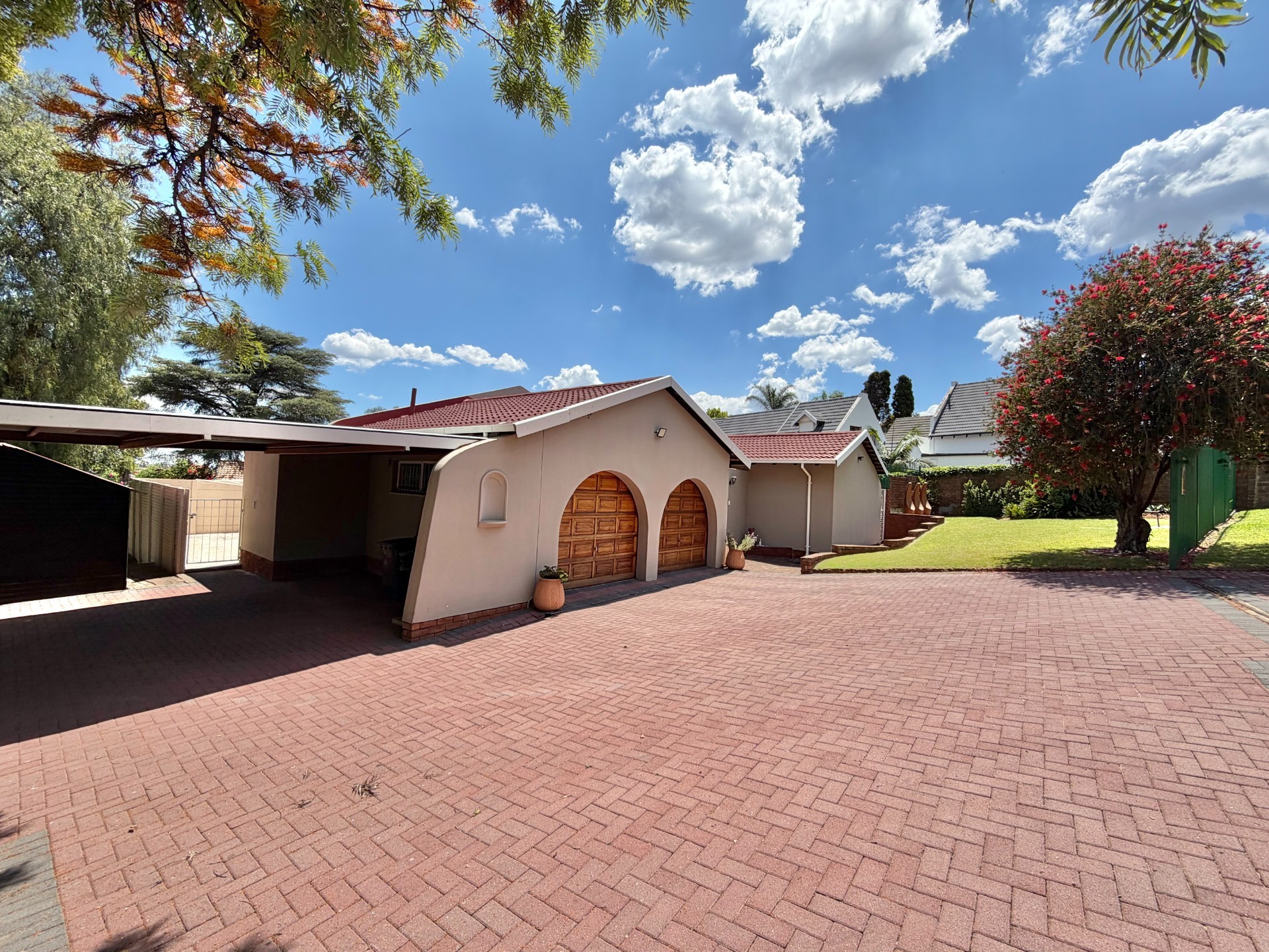 House for sale in Elarduspark, Pretoria, 300 m²