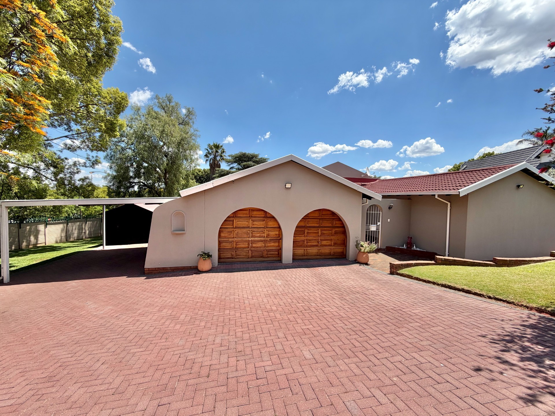 House for sale in Elarduspark, Pretoria, 300 m²