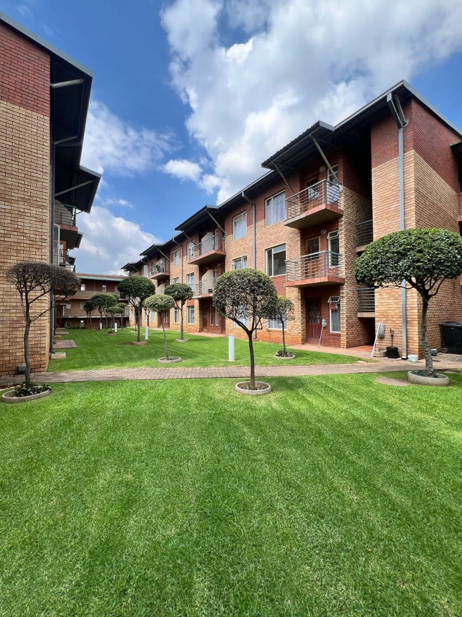 Apartment for rent in Auckland Park, Johannesburg, 2, Laborie Village, 1A Menton Road, Auckland Park, Johannesburg, Gauteng, 49 m²