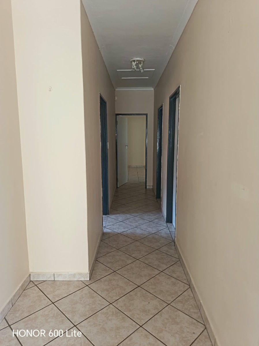 House for sale in Aviary Hill, Newcastle, KwaZulu Natal, 1076 m²