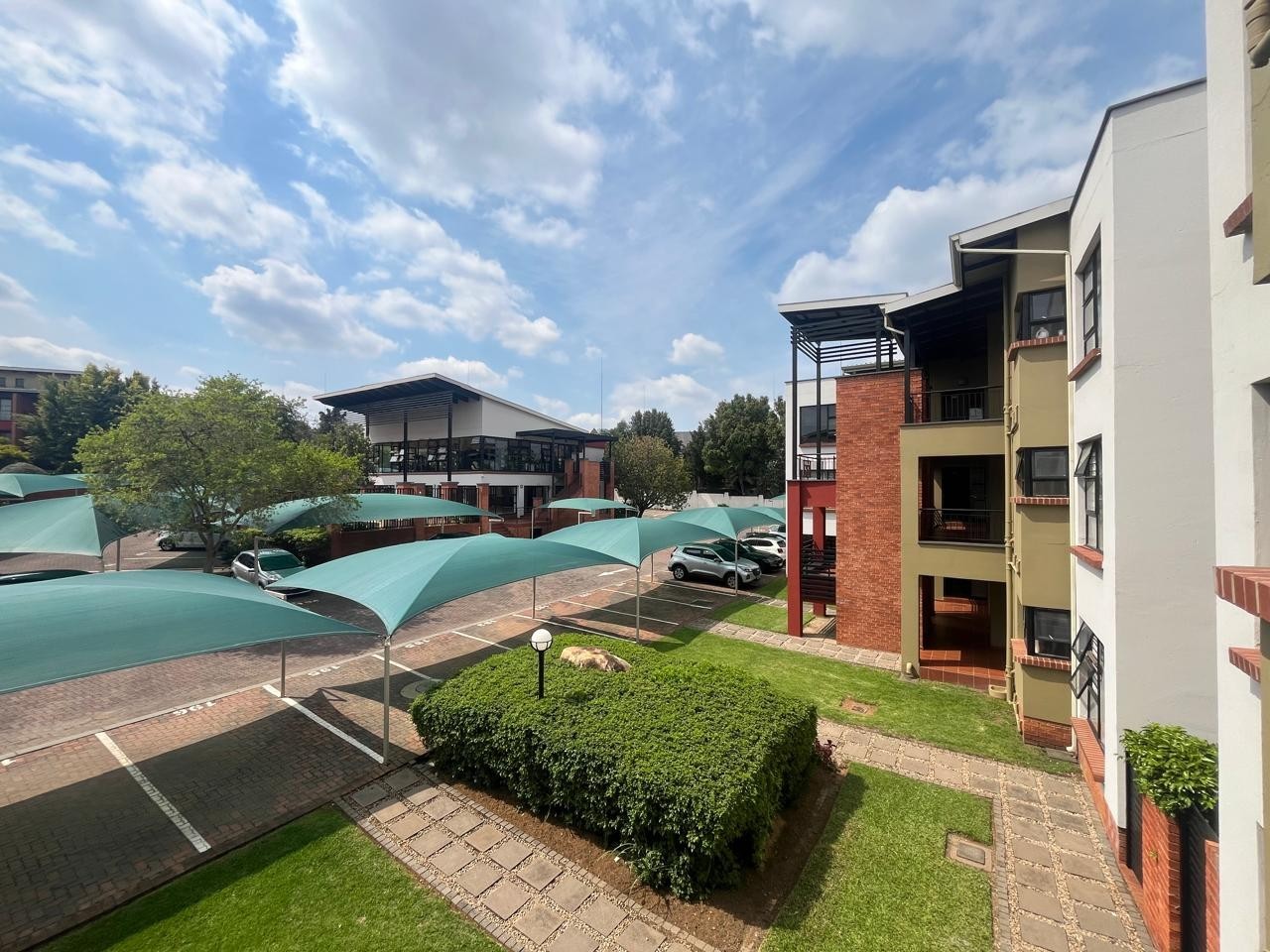 Apartment for sale in Fourways, Sandton, 67 m²