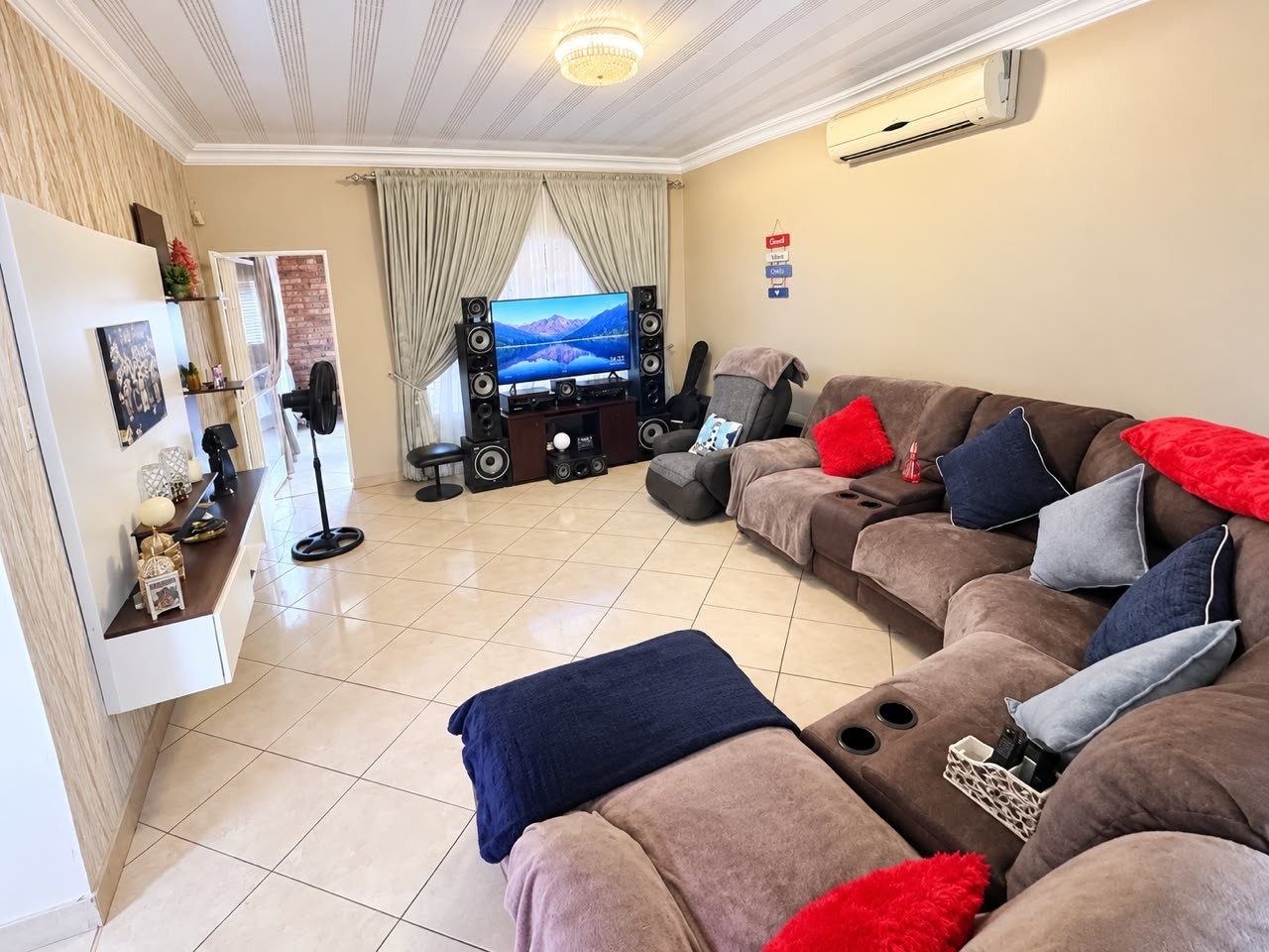 House for sale in Theresapark, Akasia, 1000 m²