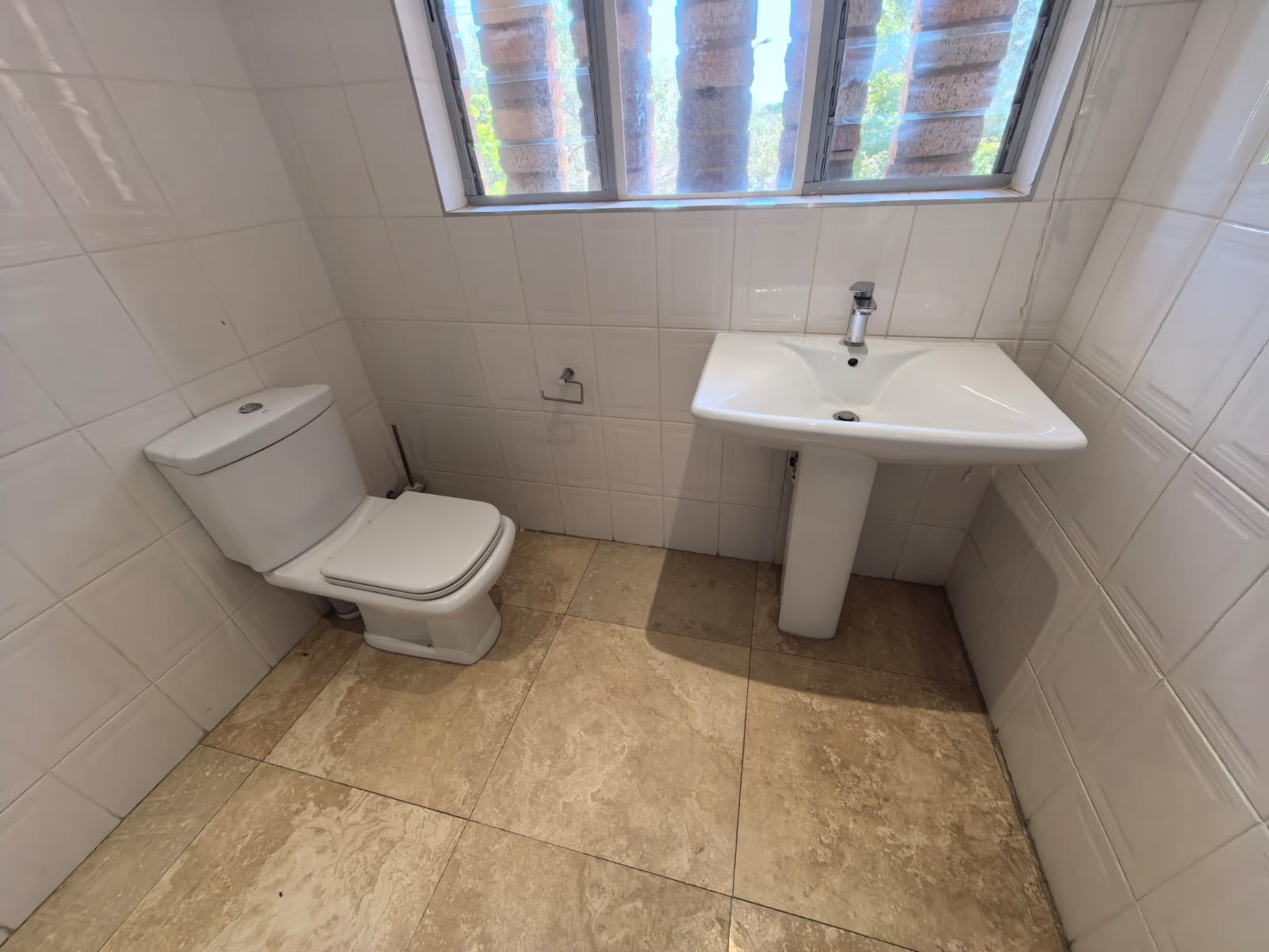 Townhouse for sale in Memorial Road Area, Kimberley, 4, Saratoga, 16 Synagogue Street, Memorial Road Area, Kimberley, Northern Cape, 200 m²