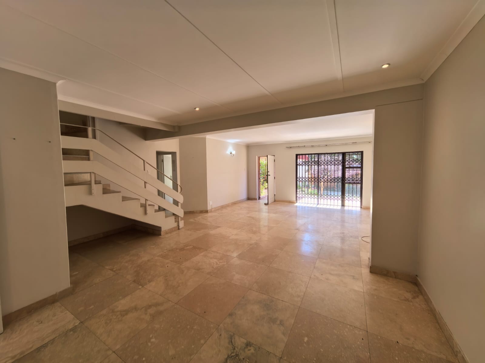 Townhouse for sale in Memorial Road Area, Kimberley, 4, Saratoga, 16 Synagogue Street, Memorial Road Area, Kimberley, Northern Cape, 200 m²