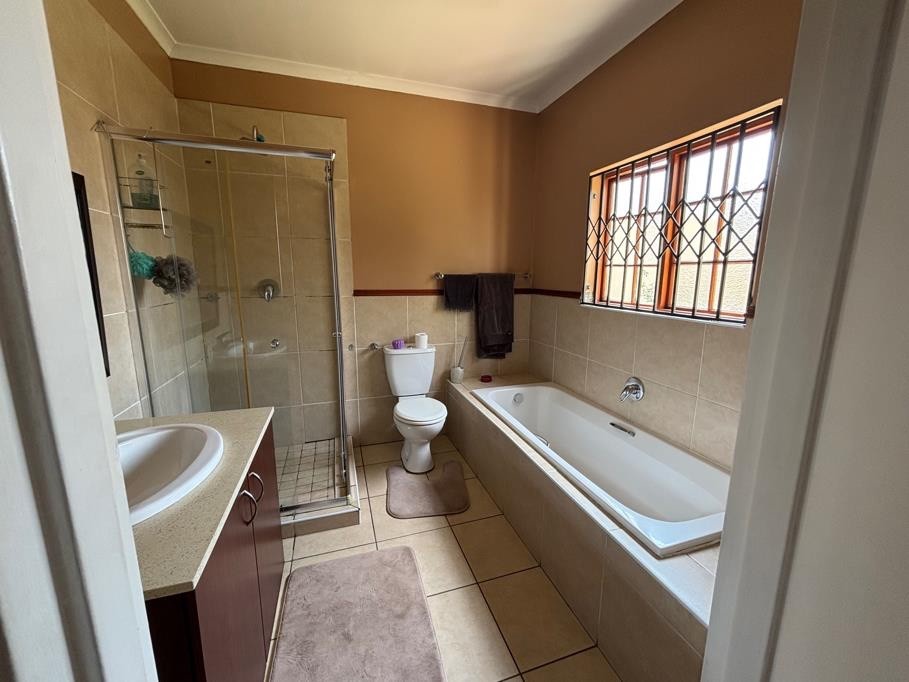 Cluster for rent in Blue Hills, Midrand, 200 m²