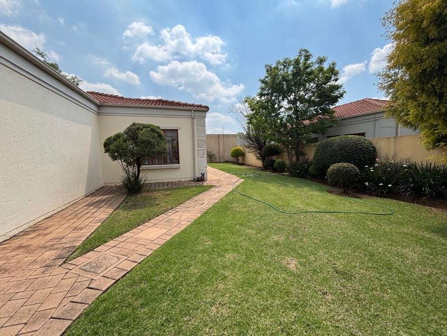 Cluster for rent in Blue Hills, Midrand, 200 m²