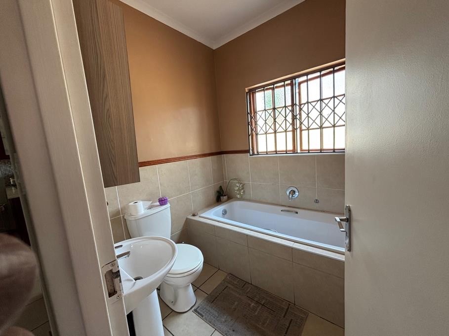 Cluster for rent in Blue Hills, Midrand, 200 m²