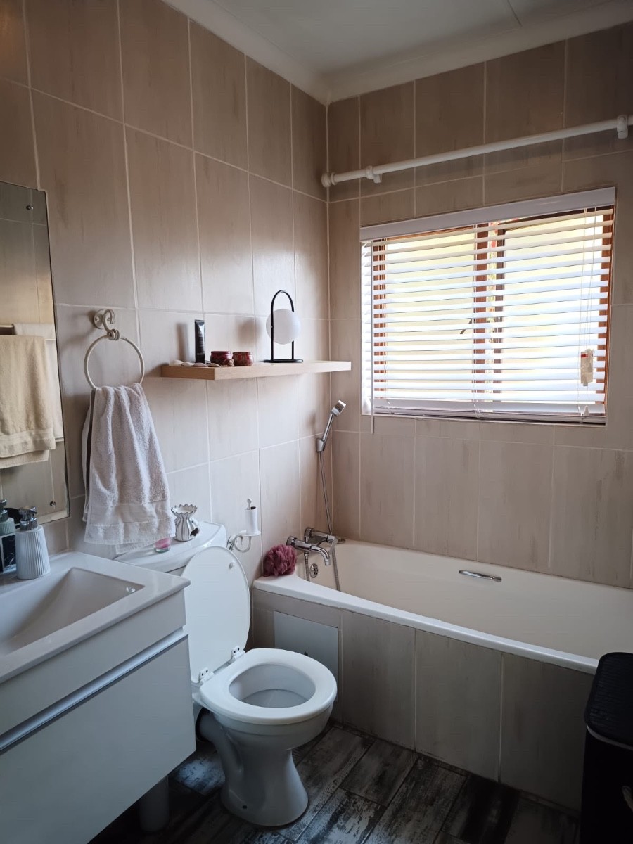 Apartment for rent in Douglasdale, Sandton, 100 m²