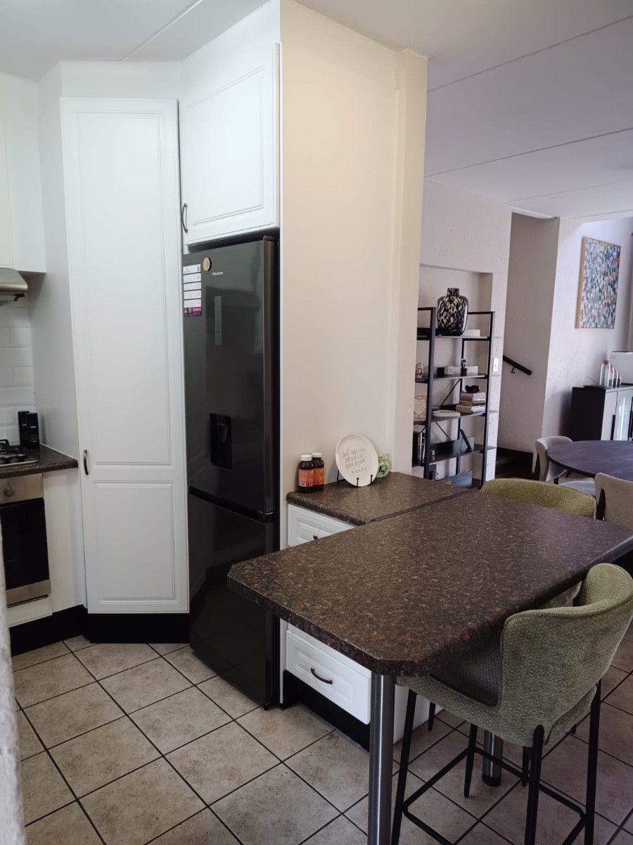 Apartment for rent in Douglasdale, Sandton, 100 m²
