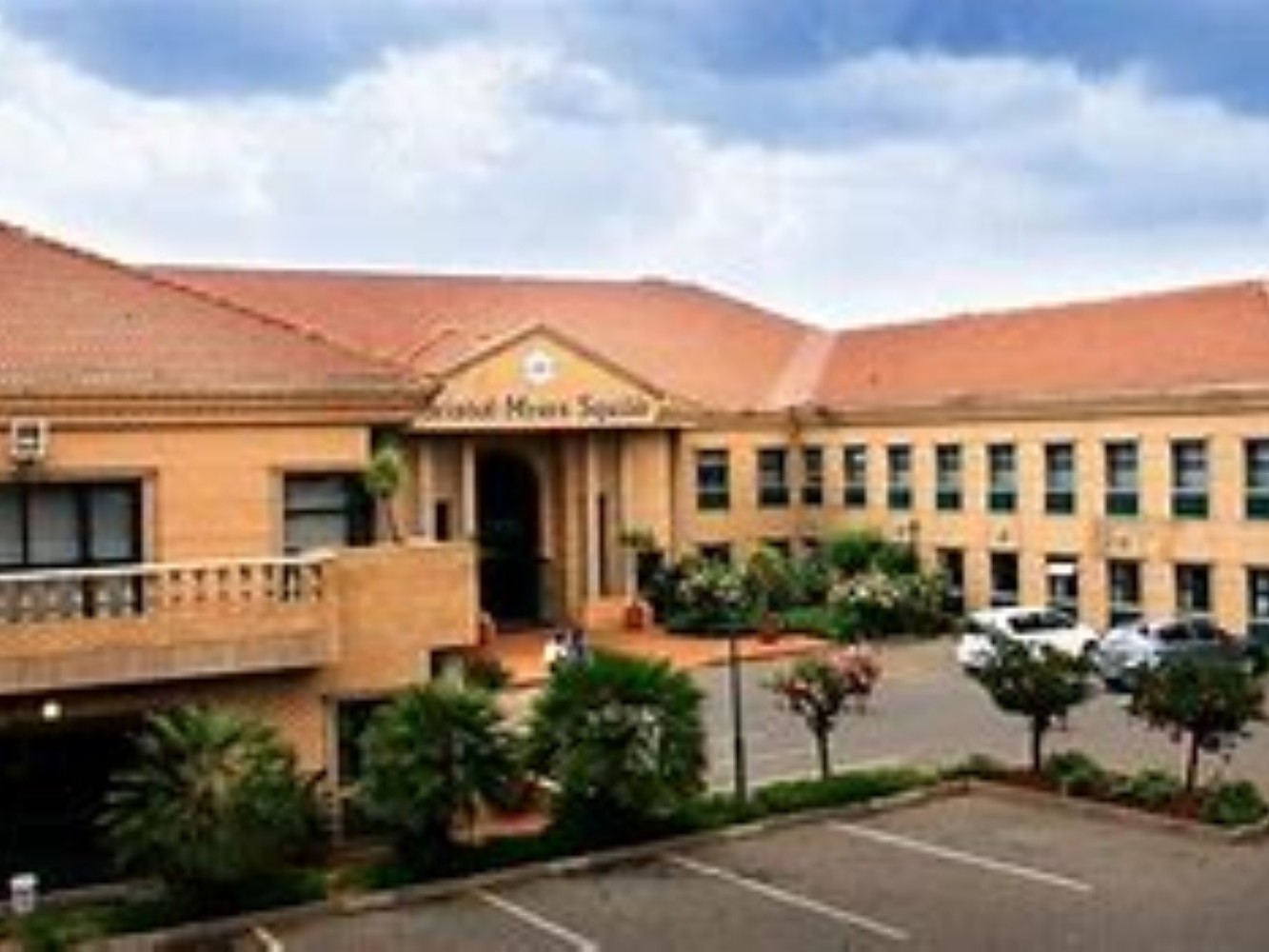 Commercial Property for rent in Bedfordview, 2318 m²