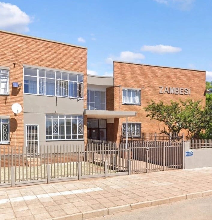 IDEAL FOR INVESTORS! Secure 2-Bed Apartment With Garage in Popular Zambesi Complex!
