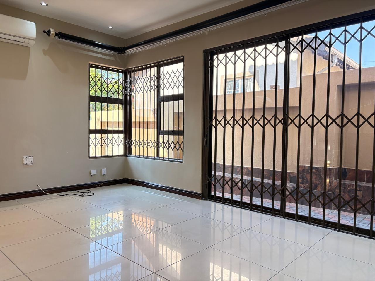 Duplex for rent in Cosmo City, Roodepoort, 150 m²