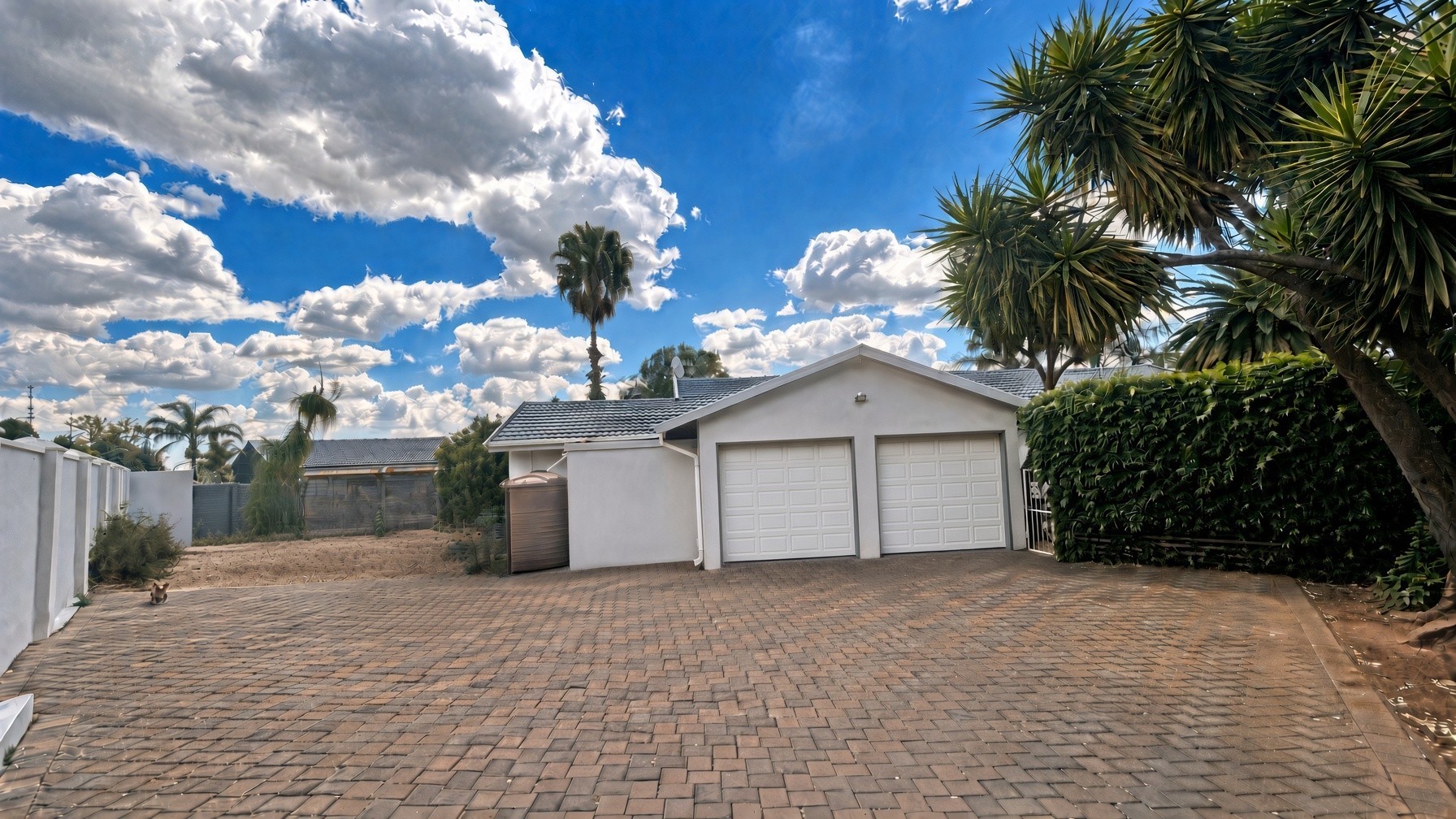 Spacious Free standing Family Home in Garsfontein with Pool, Lapa