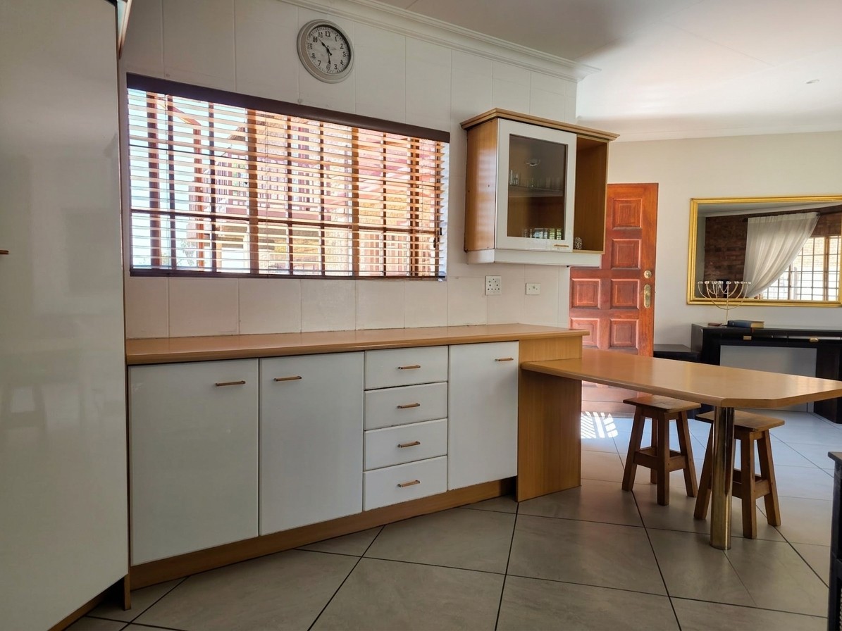House for sale in Glen Marais, Kempton Park, 326 m²