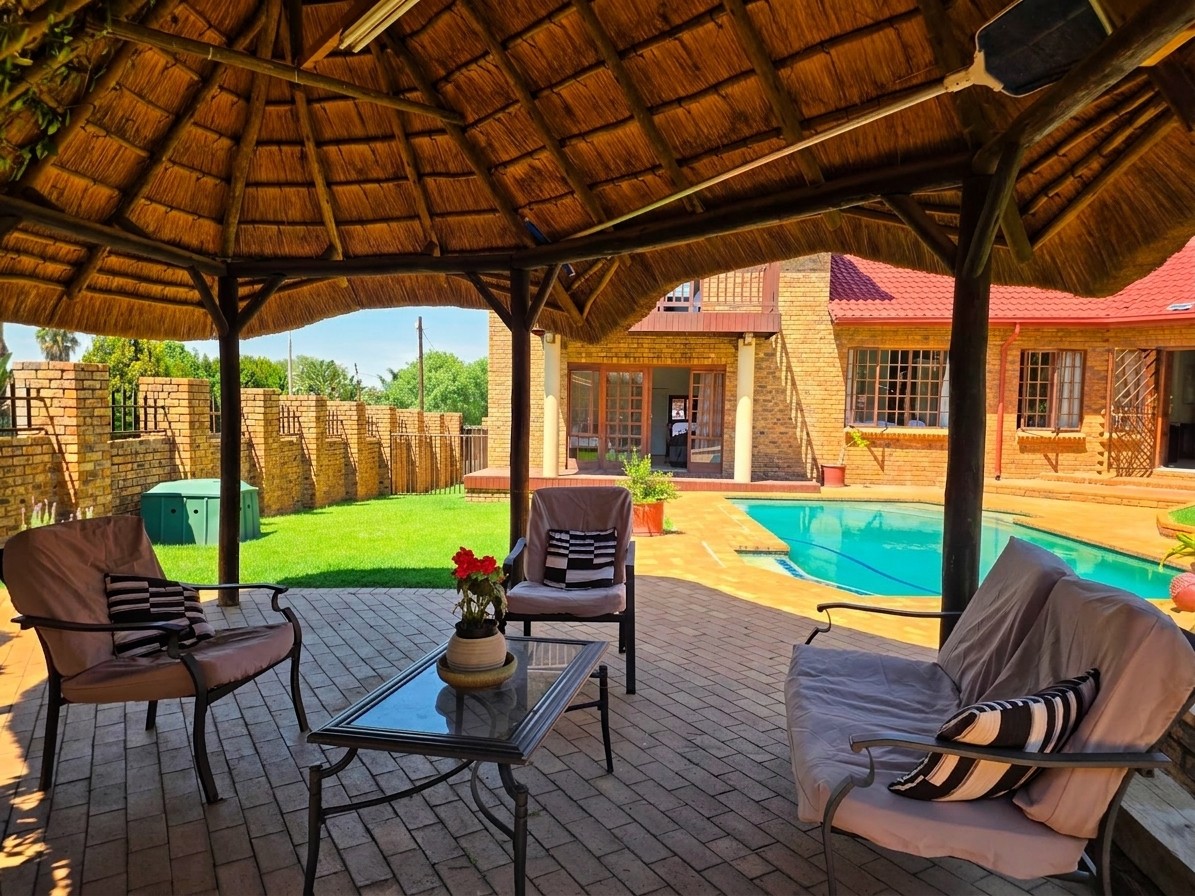 House for sale in Glen Marais, Kempton Park, 326 m²