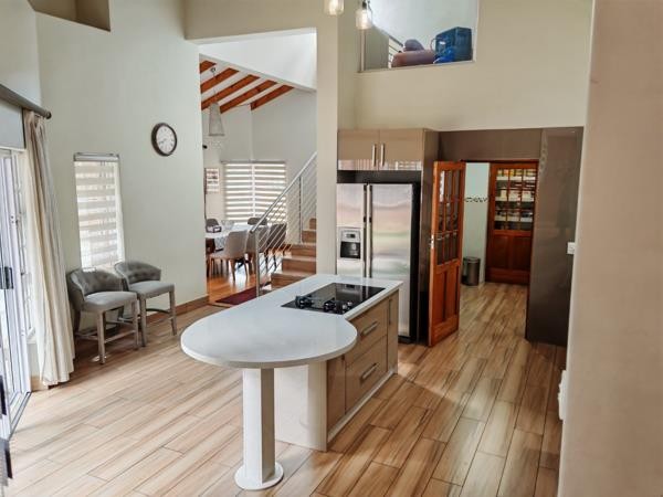 House for sale in Houghton Estate, Johannesburg, 1031 m²