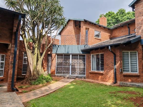 House for sale in Houghton Estate, Johannesburg, 1031 m²