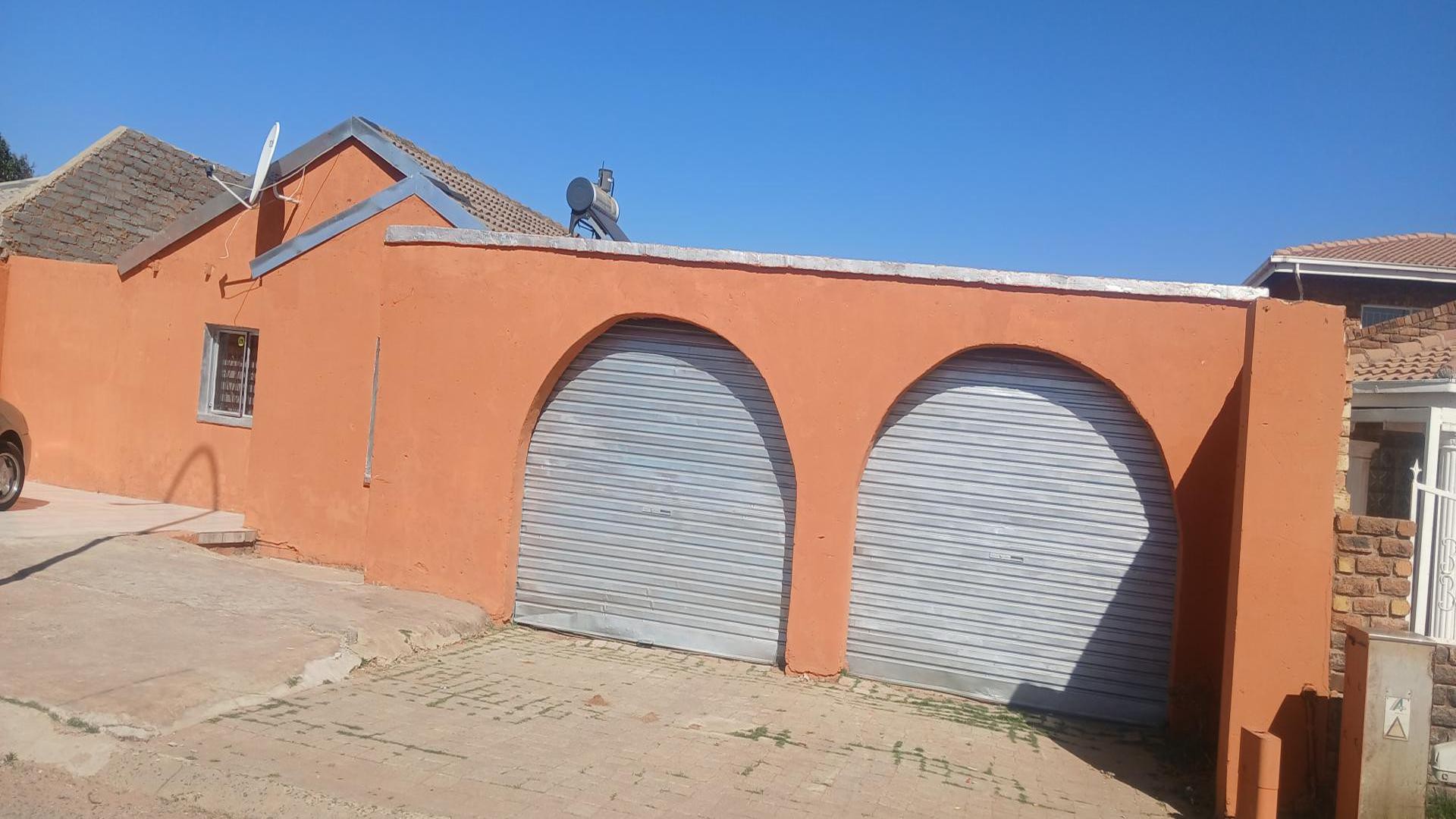 House for sale in Lenasia South, Johannesburg, 420 m²