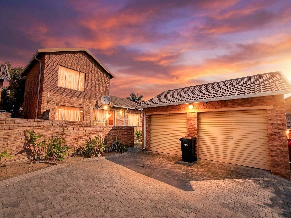 Townhouse for sale in Wilgeheuwel, Roodepoort, 128 m²