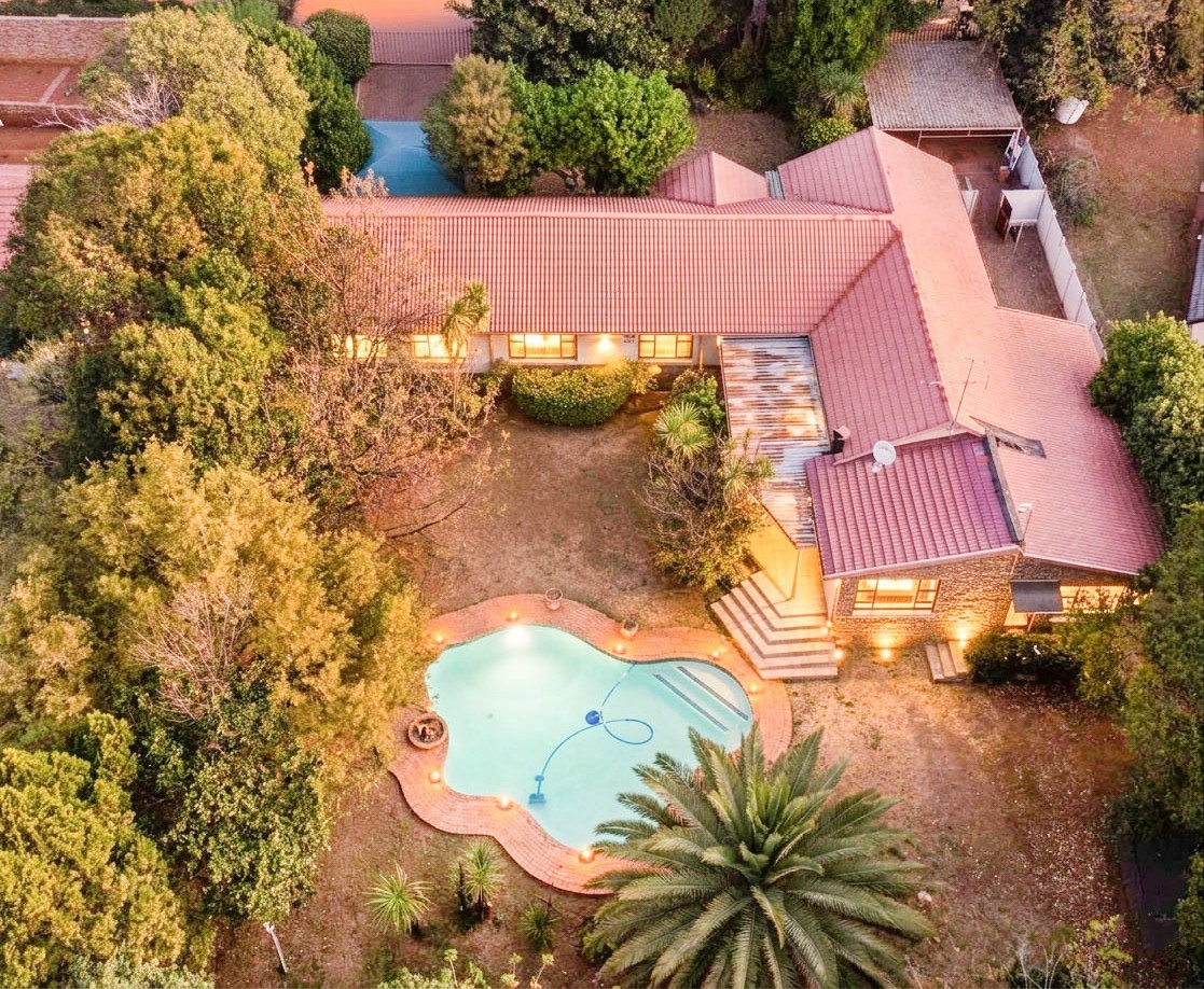 House for sale in Kloofendal, Roodepoort, 1752 m²