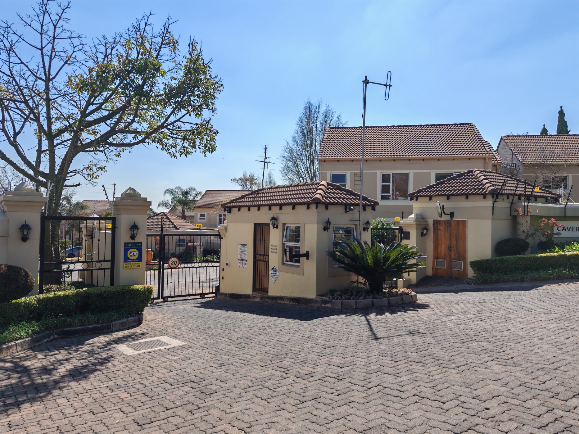 Townhouse for rent in Mill Hill, Bryanston, Sandton, 77 m²