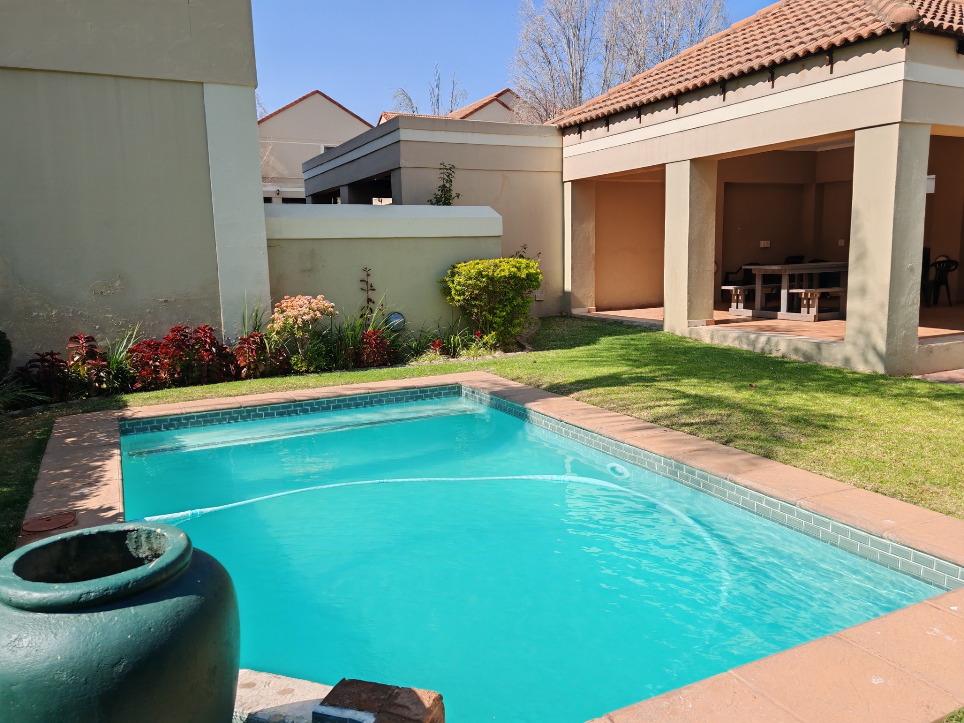 Townhouse for rent in Mill Hill, Bryanston, Sandton, 77 m²
