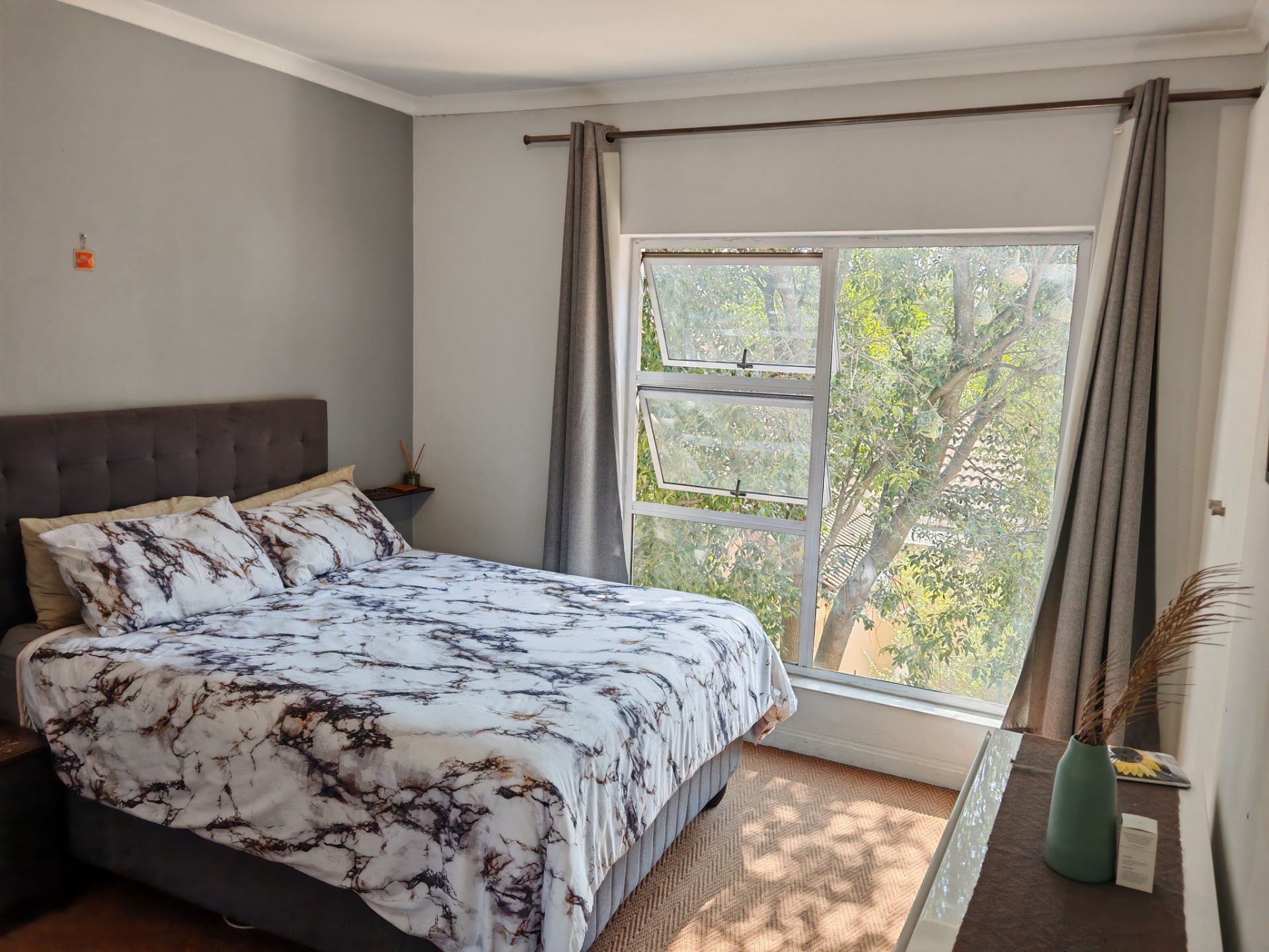 Townhouse for rent in Mill Hill, Bryanston, Sandton, 77 m²