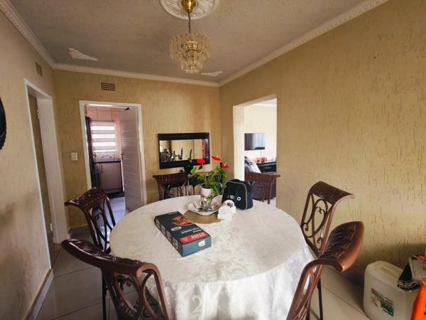 House for sale in Diepkloof, Soweto, 256 m²