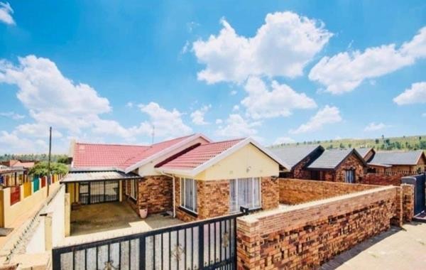 House for sale in Diepkloof, Soweto, 256 m²