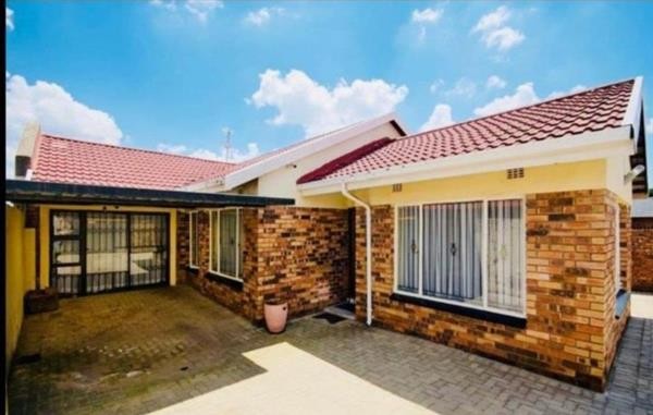 House for sale in Diepkloof, Soweto, 256 m²