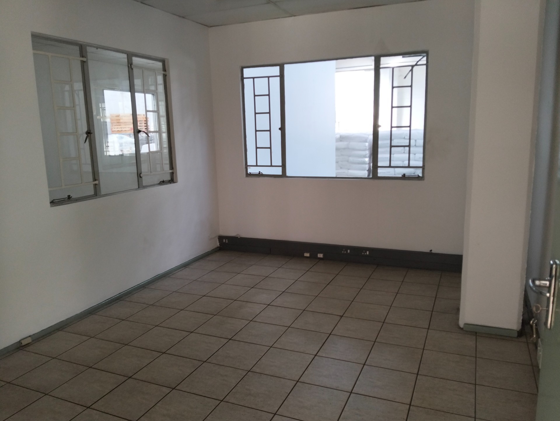 Warehouse for rent in Westmead, Pinetown, KwaZulu Natal, 372 m²