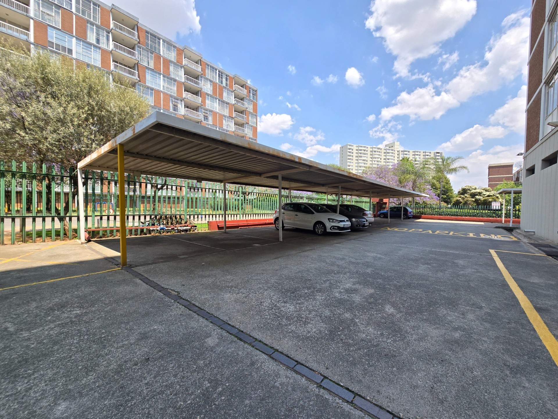 Studio Apartment for rent in Bedford Gardens, Bedfordview, 607 607 (7th floor), Summerstrand, 9 Leicester Road, Bedford Gardens, Bedfordview, Gauteng, 40 m²