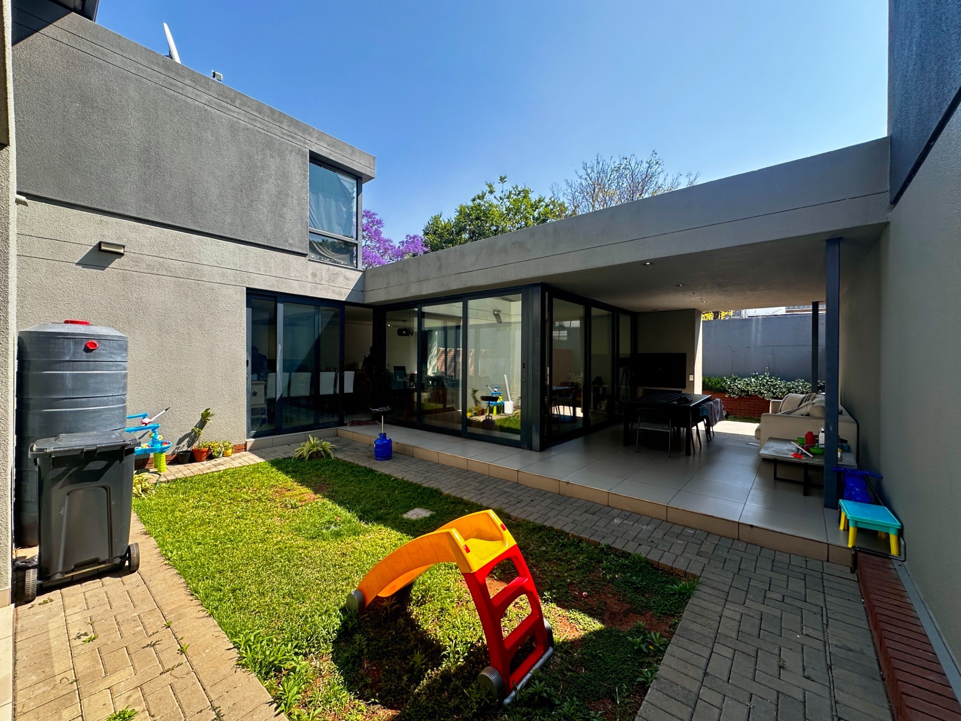 Townhouse for rent in Waterkloof Ridge, Pretoria, 267 m²