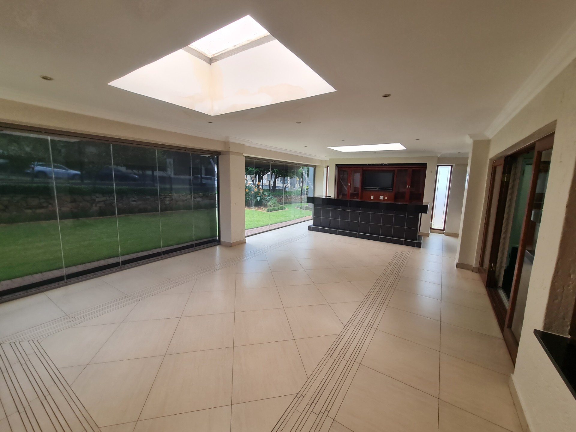 Commercial Property for rent in Forest Town, Johannesburg, 473 m²