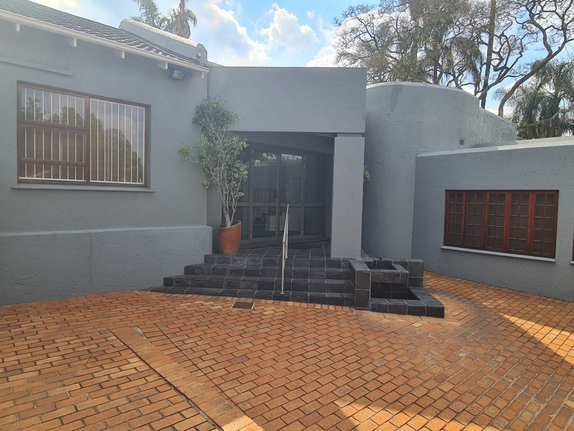 Commercial Property for rent in Forest Town, Johannesburg, 473 m²