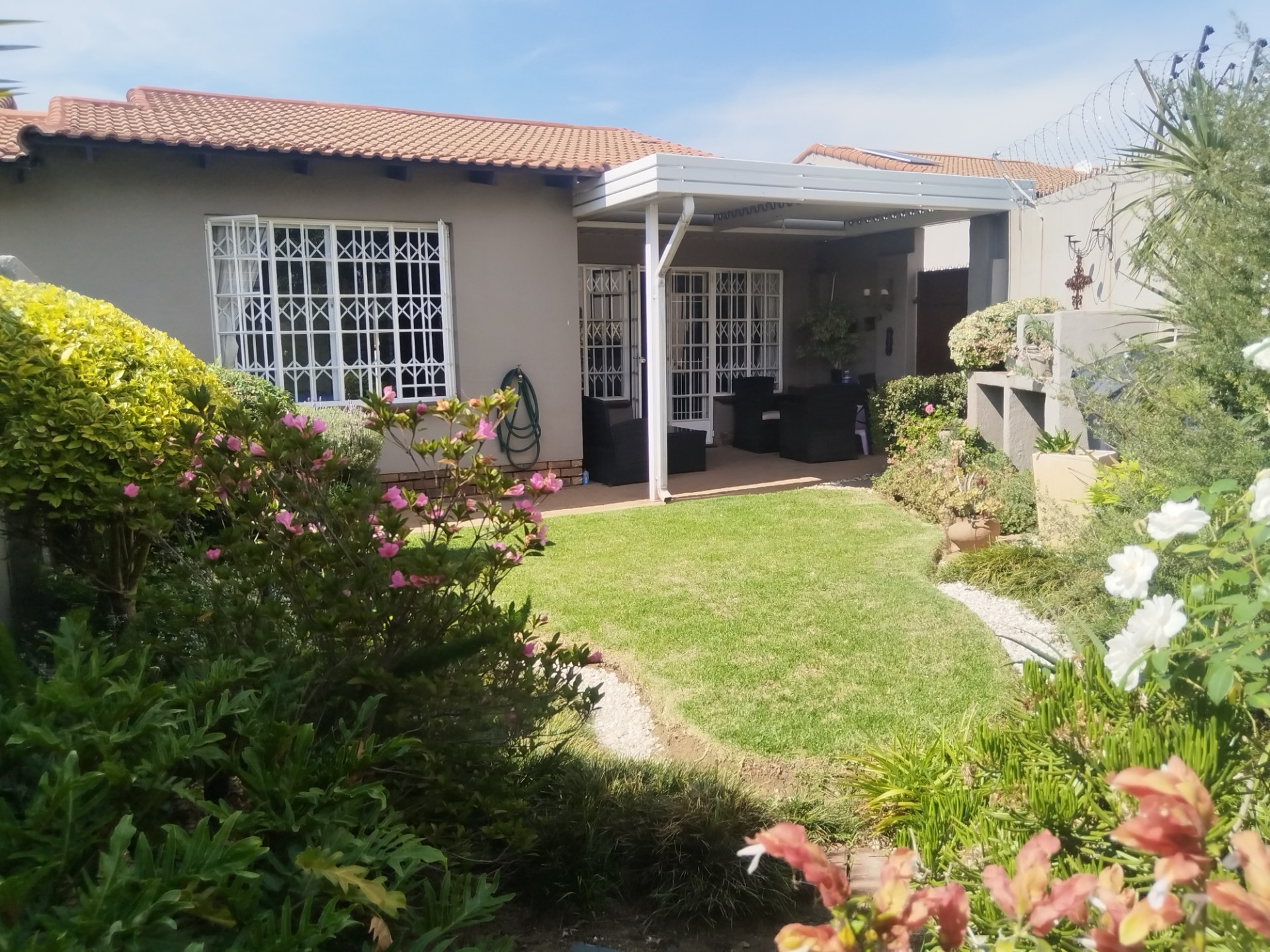 MOTIVATED SELLER! 2 Bedroom Townhouse For Sale in Sundowner, Randburg