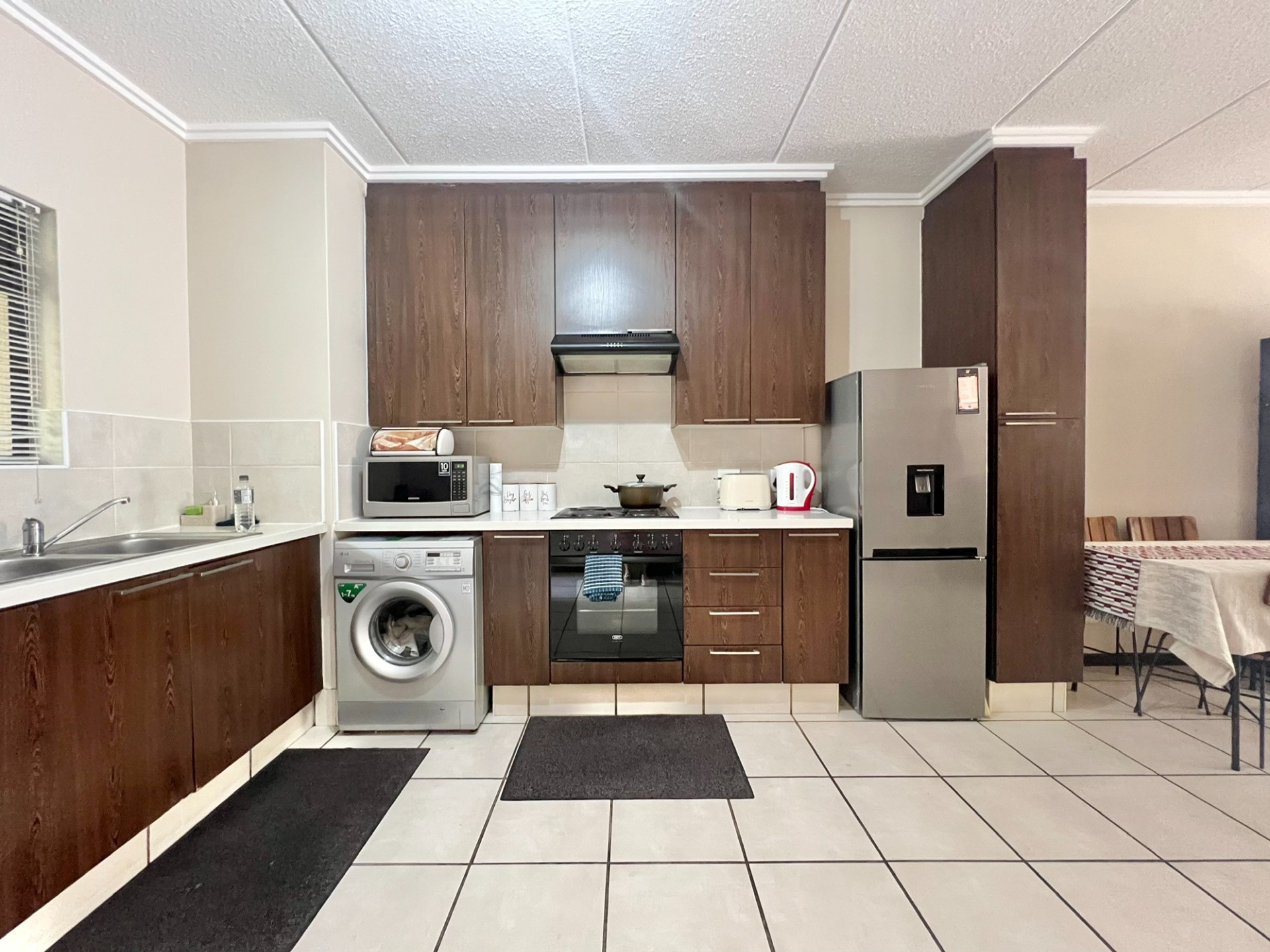 Apartment for rent in Bryanston, Sandton, 87 m²