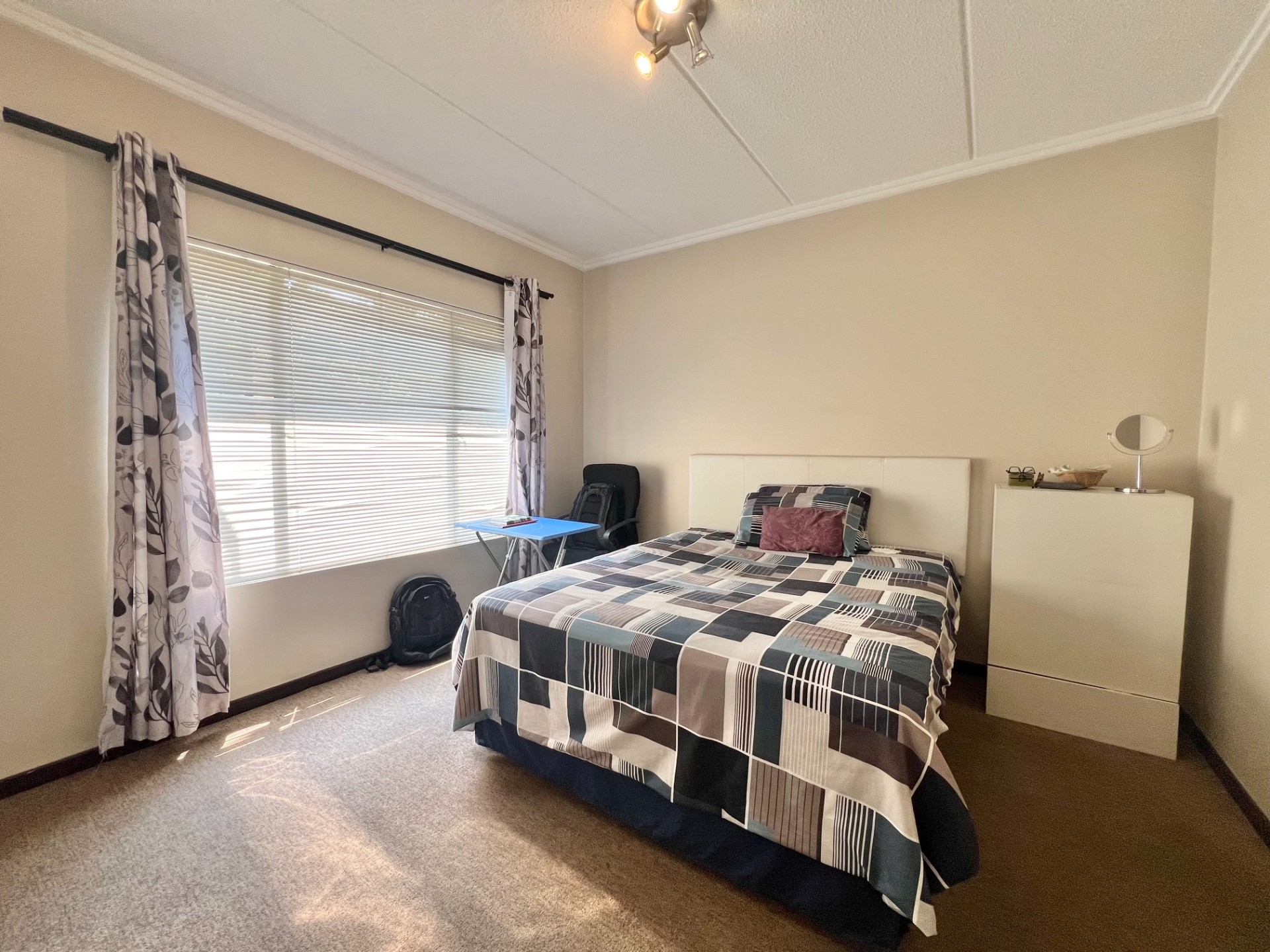 Apartment for rent in Bryanston, Sandton, 87 m²