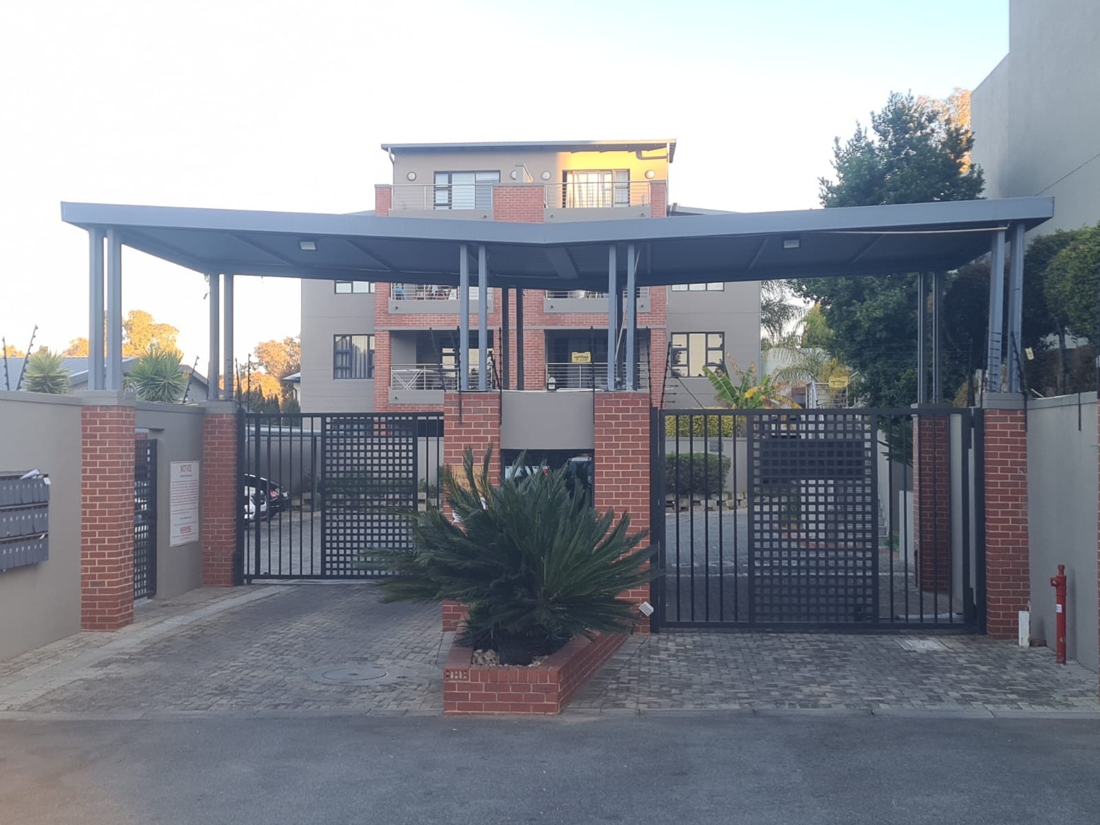 Townhouse for rent in Edenburg, Sandton