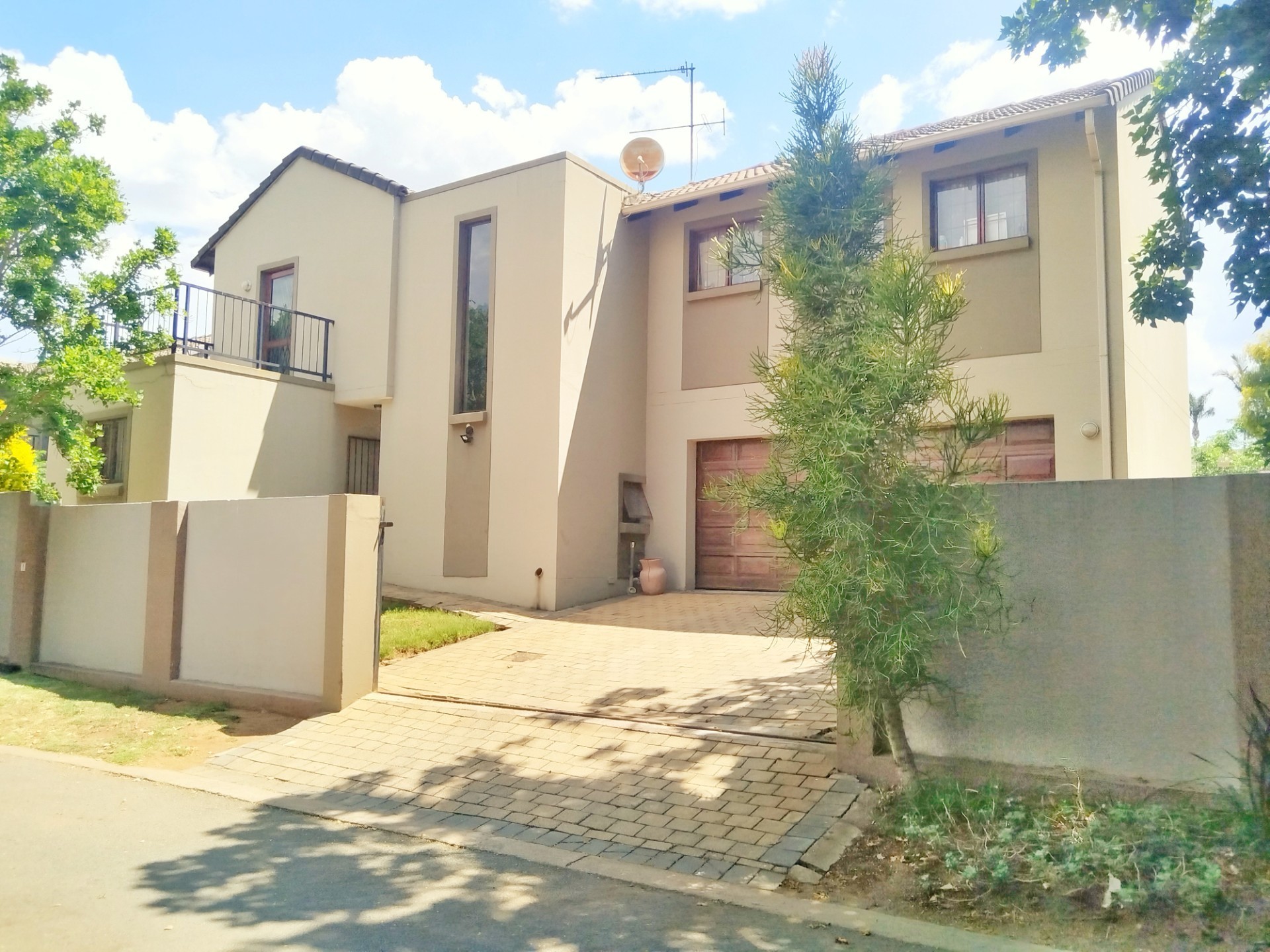 House for sale in North Riding, Randburg, 237 m²