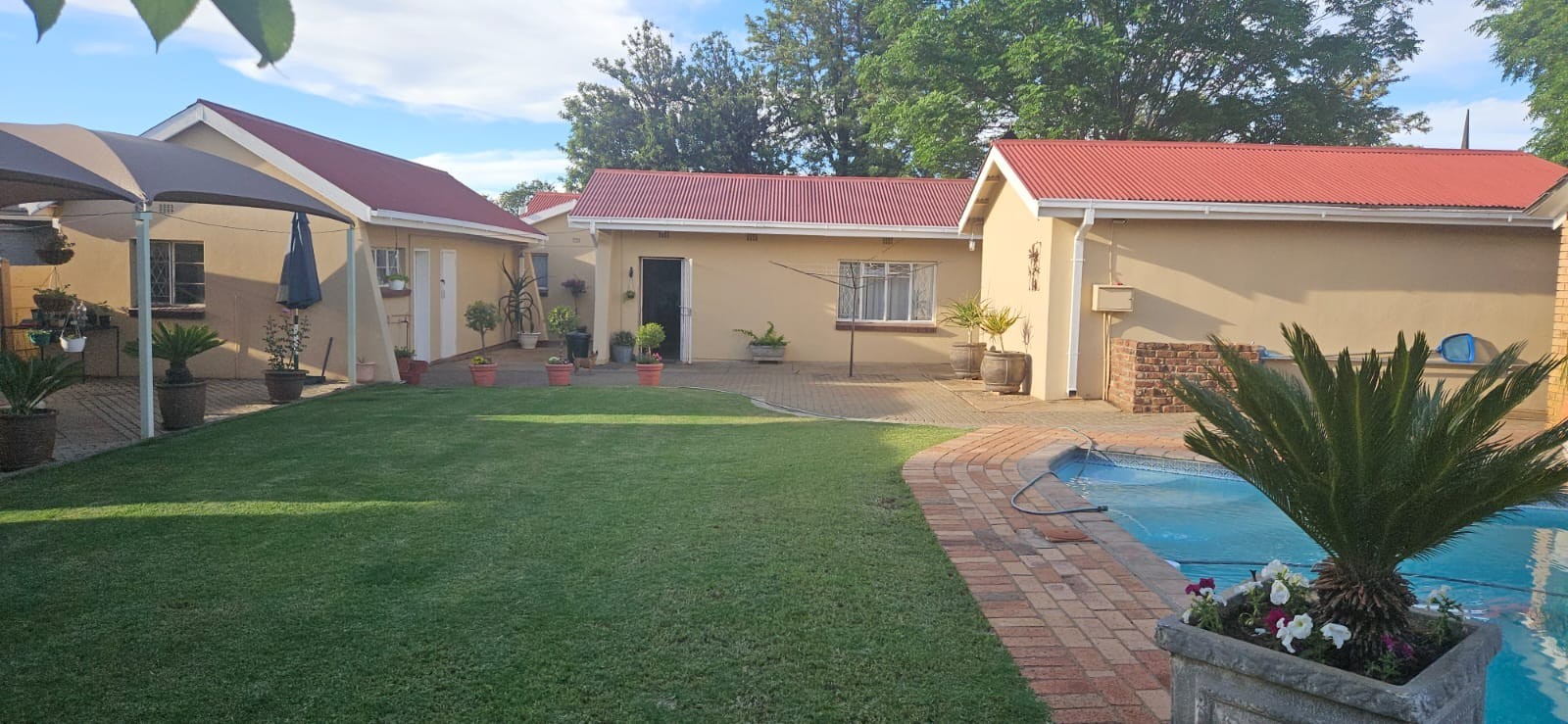 Spacious Family Home with Pool, Entertainment Area and Bachelor Flat!