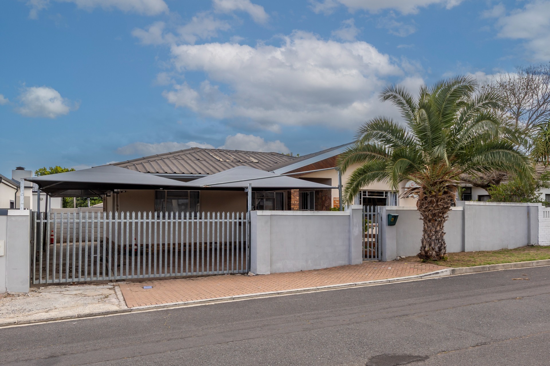 Lovely 3 Bedroom Family Home with outside room and shaded parking