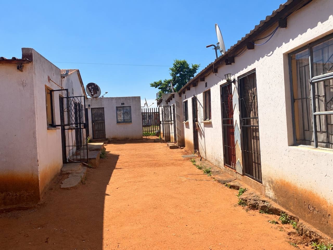 INVESTMENT PROPERTY FOR SALE IN PHOMOLONG, CHLOORKOP