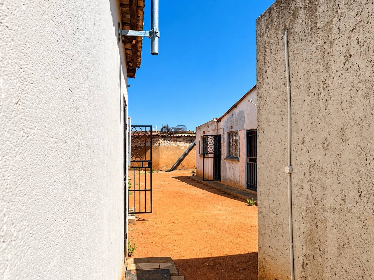 House for sale in Phomolong, Midrand, 160 m²