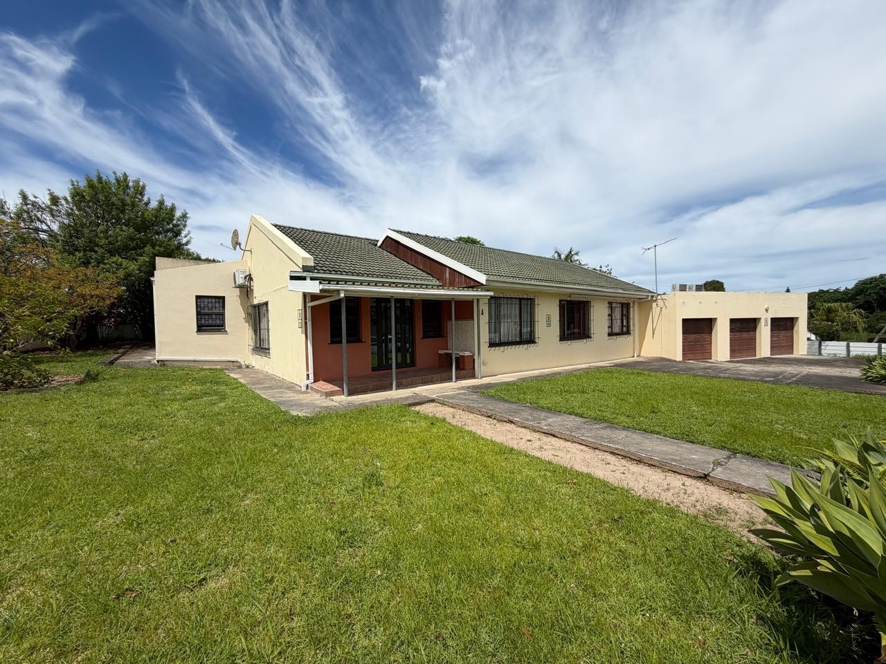 House for sale in Saxilby, Amalinda, East London, 1081 m²