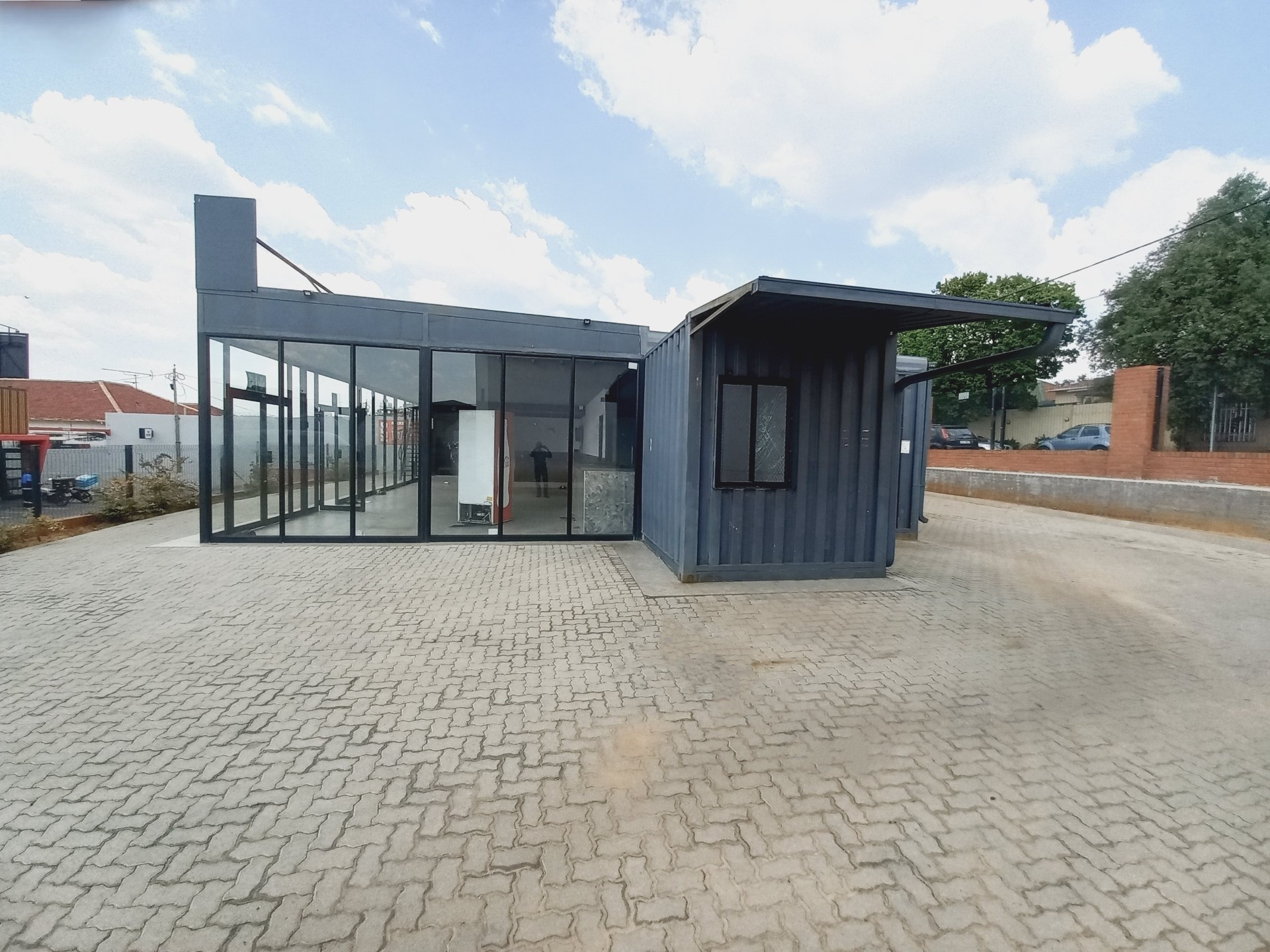 Commercial Property for rent in Highlands North, Johannesburg, 150 m²