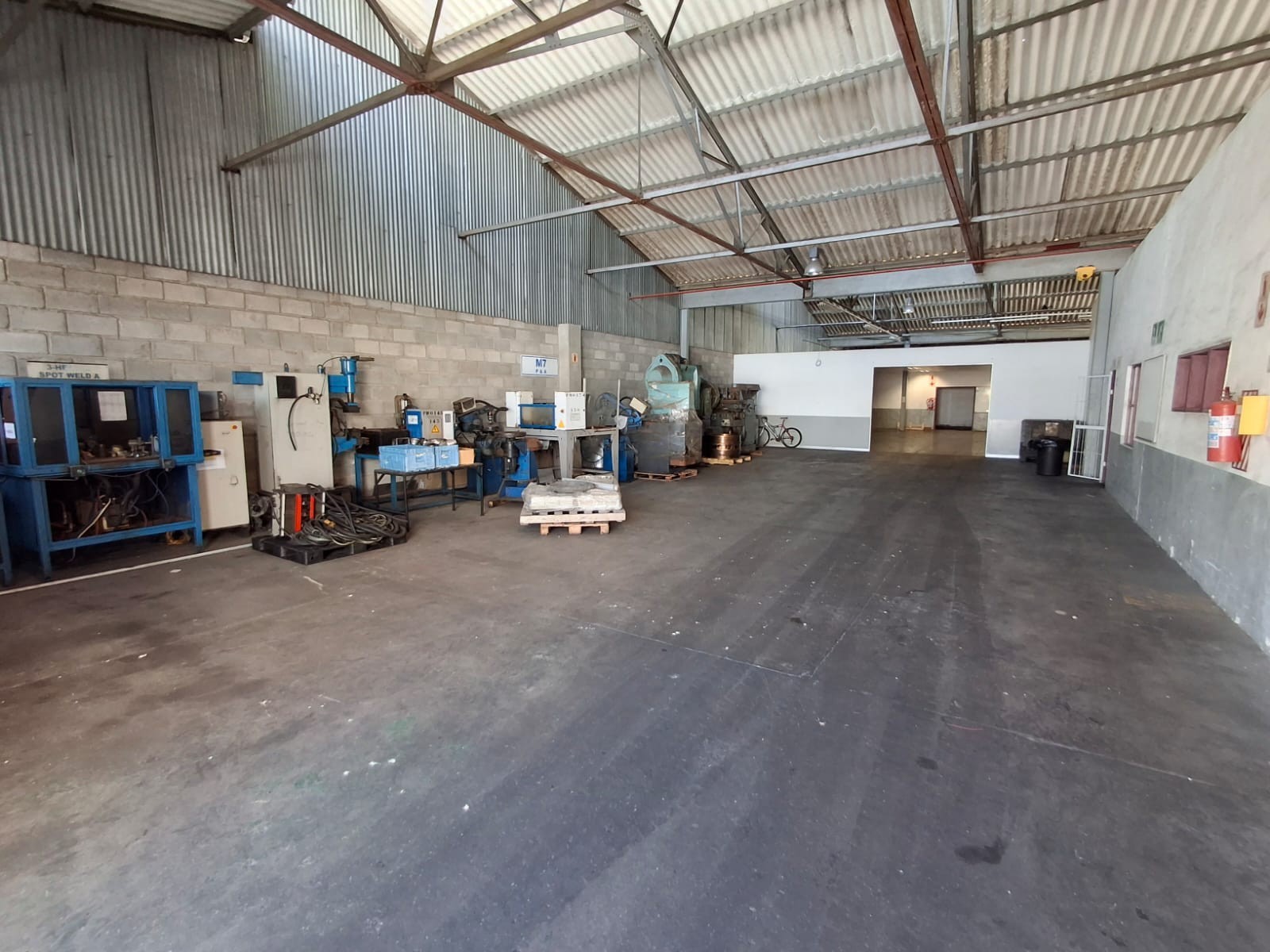 Warehouse for rent in Neave Industrial, Port Elizabeth, 555 m²
