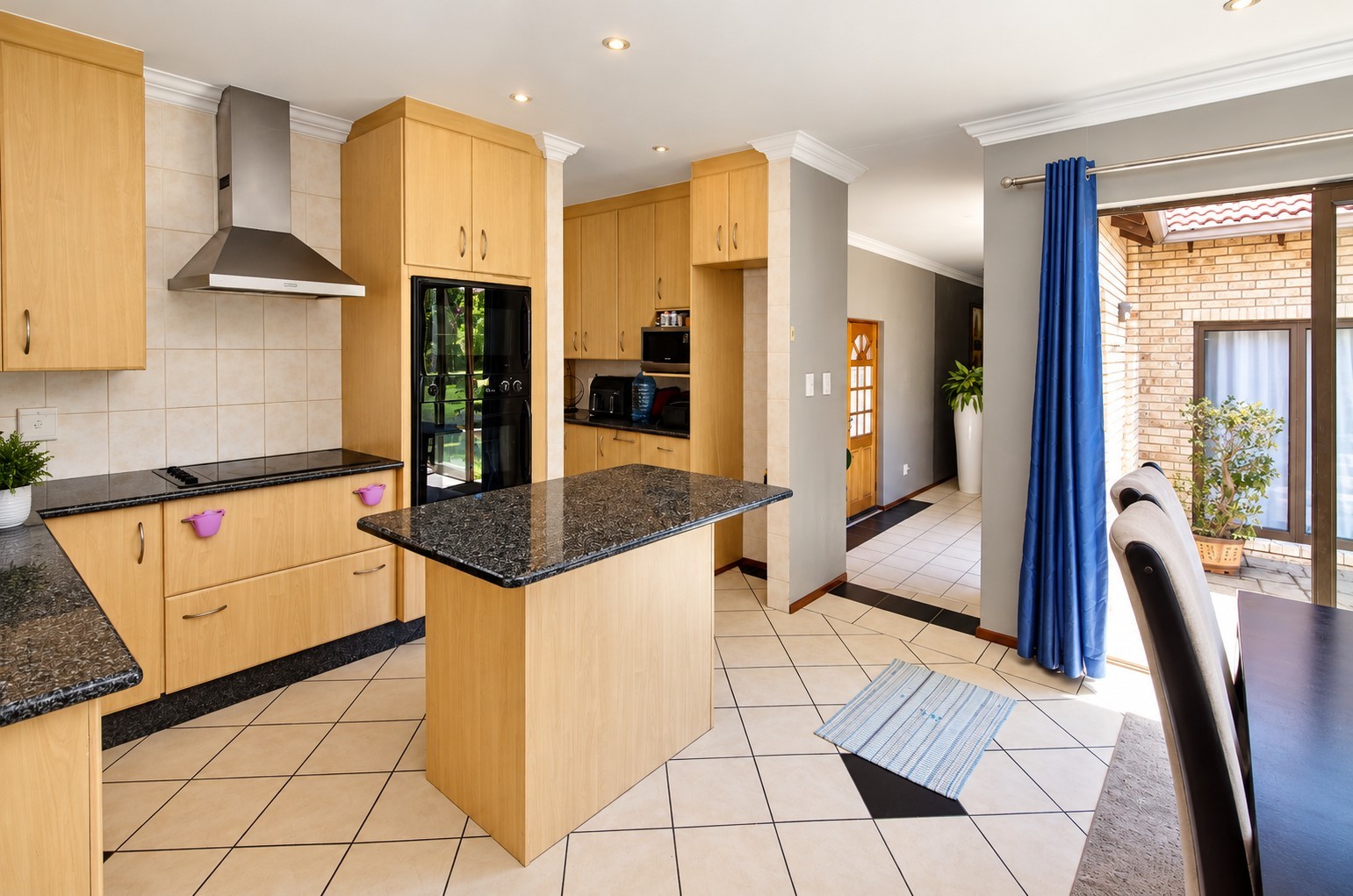 House for sale in Honeydew Ridge, Roodepoort, 1672 m²