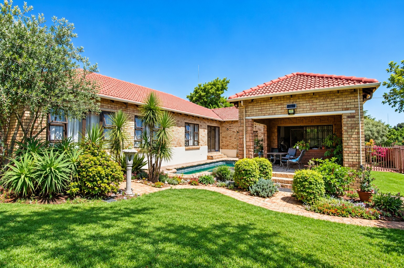 House for sale in Honeydew Ridge, Roodepoort, 1672 m²