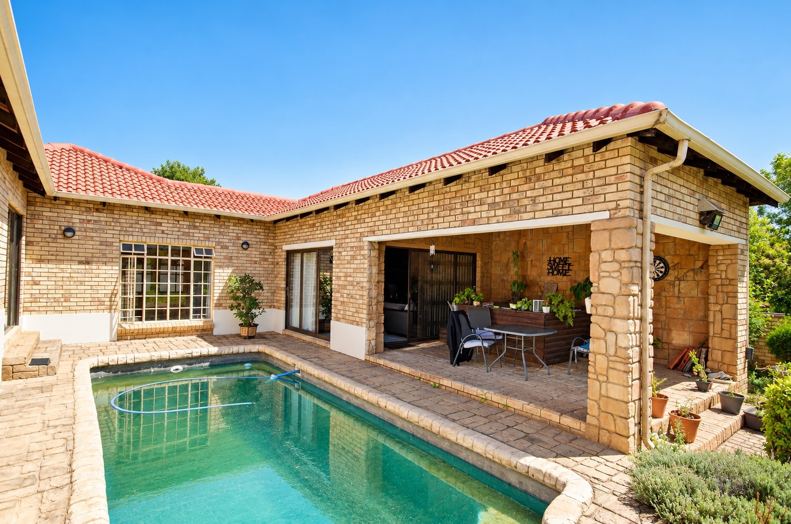 House for sale in Honeydew Ridge, Roodepoort, 1672 m²